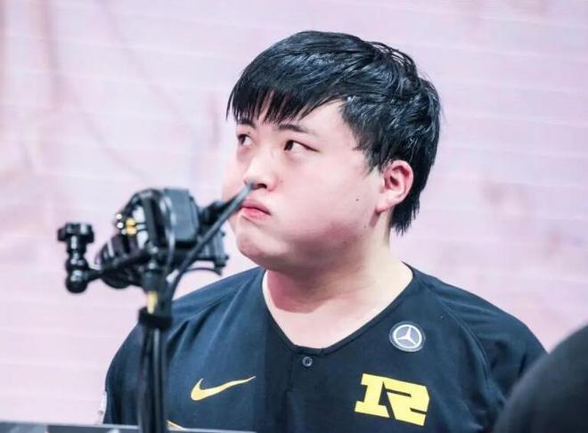 中国电竞人物排行榜uzi不在前五名第一名世界冠军拿到手软