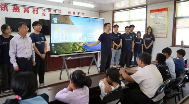 青岛新东方学校联合中国海洋大学就业中心开展爱心公益捐书活动(图1)