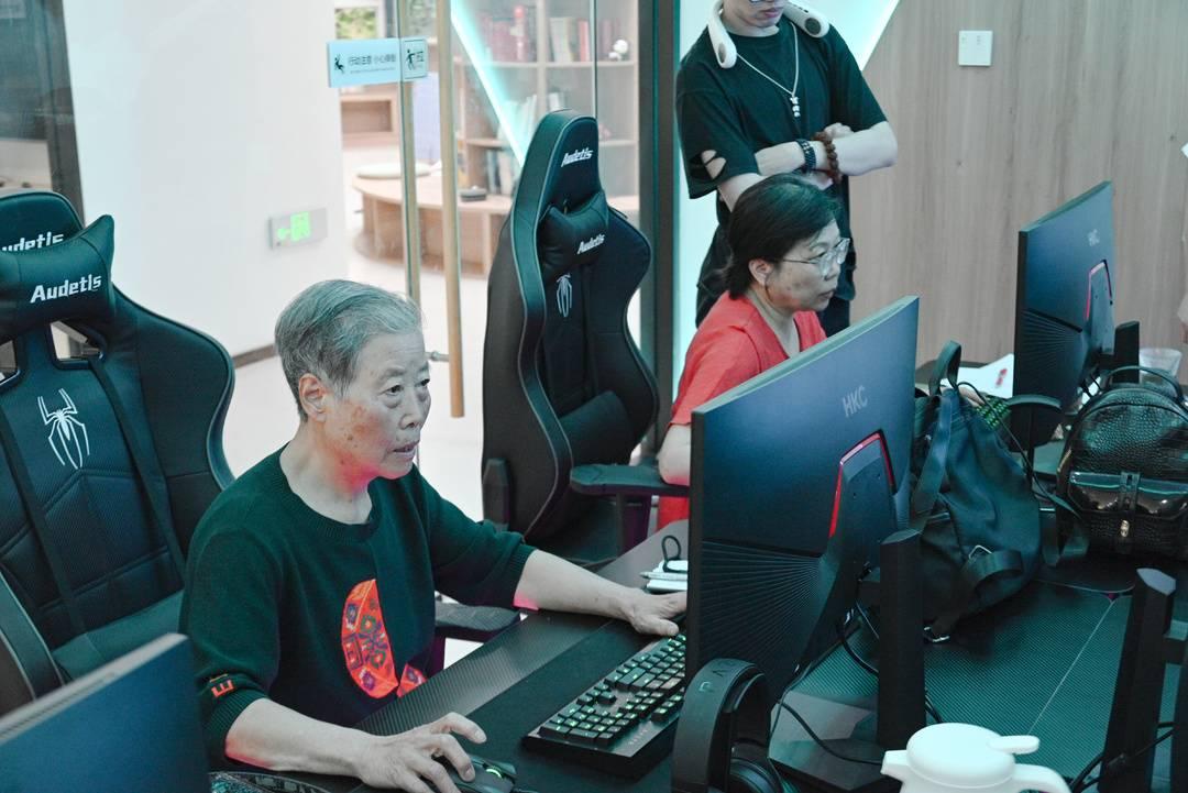 最大年龄77岁 “爷奶辈电竞战队”来了！网友：你永远不知道坐在电脑对面的是谁(图2)