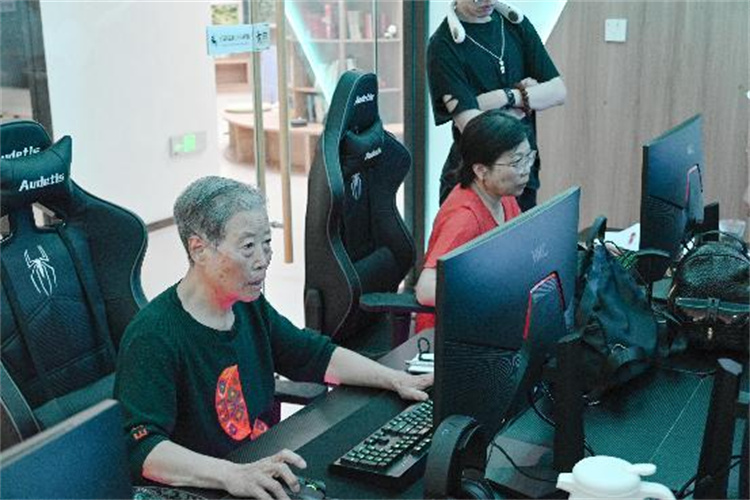 成都青羊：活到老、学到老65岁+老人充满朝气与活力