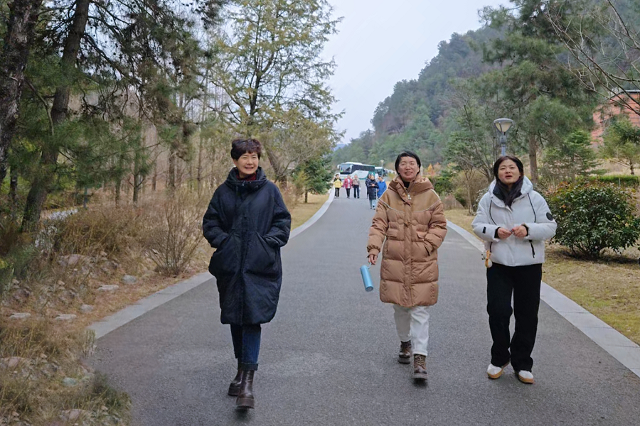 天水市二院举办“三八”国际妇女节户外踏青健步行暨团建趣味小游戏活动(图)