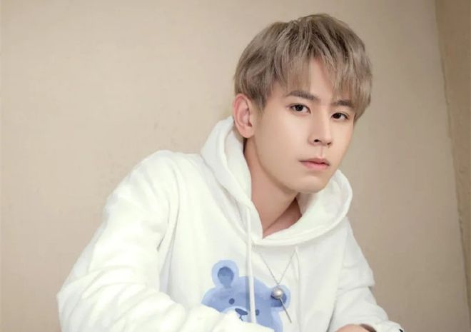 KPL无畏帅照来袭网友直言能当明星同为电竞男主一诺Fly也不差