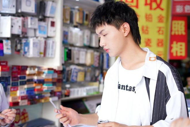 KPL无畏帅照来袭网友直言能当明星同为电竞男主一诺Fly也不差(图3)
