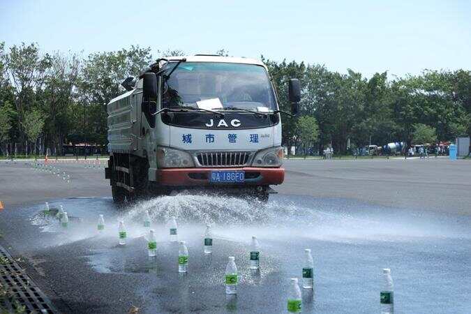 “城市美容师”比拼“绣花功夫”！广州天河奥体南广场举办环卫技能竞赛(图2)