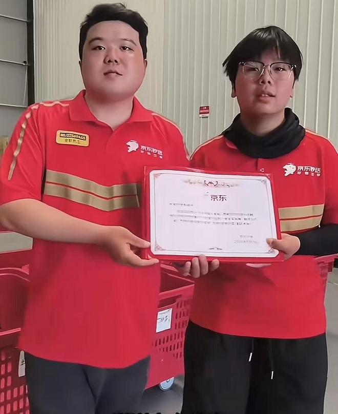 沭阳4姐弟一夜爆火后门口出现很多陌生人大衣哥的话有人信了(图5)