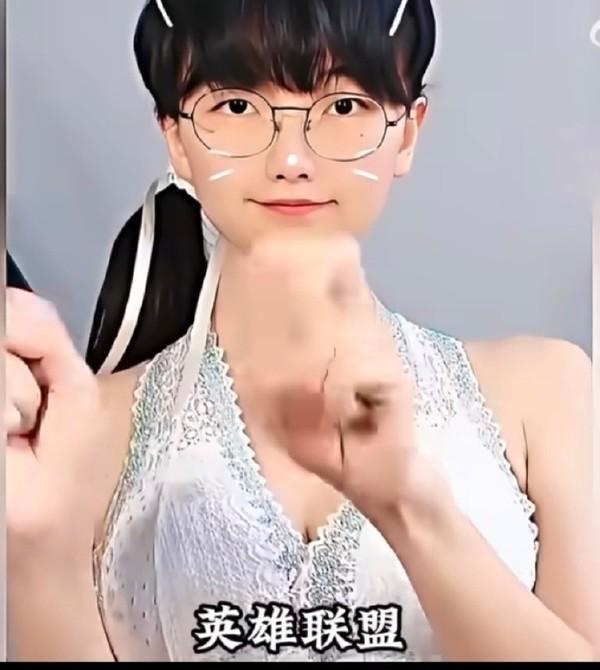 健身博主爆改女版Faker火了！穿T1队服直播英雄联盟(图3)