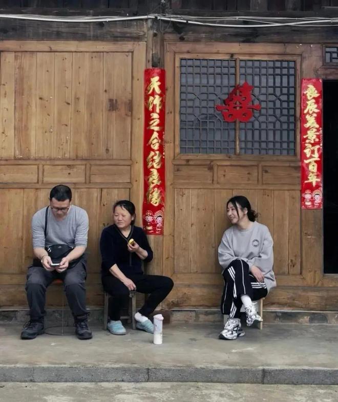 44岁柳岩回湖南怀化老家探亲柳岩哥哥罕见露面祖宅典雅温馨！