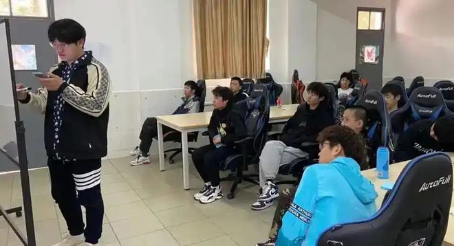 电竞梦的残酷线岁选手深夜告别职业电竞不只是打游戏！(图4)