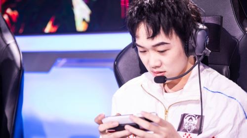 职业选手涉嫌性别歧视被禁赛。Rookie被打爆优势在beichuan。