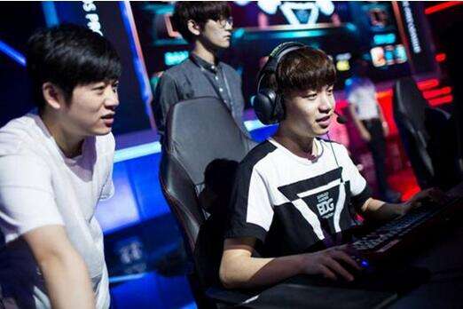 登顶热搜！龙头一字涨停