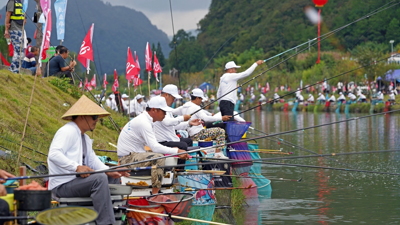 贵州龙里：160名垂钓爱好者“村钓”竞技 争夺万元奖金