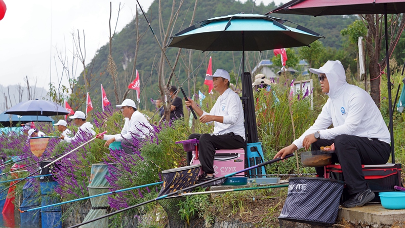 贵州龙里：160名垂钓爱好者“村钓”竞技 争夺万元奖金(图2)