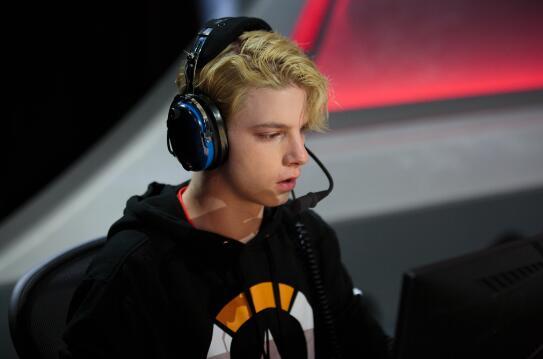 鹿晗成最帅电竞选手？电竞史上那些美男子长相不比明星差(图4)