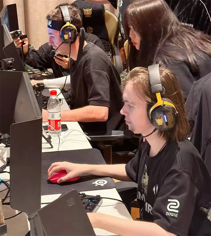 15岁天才少年Donk受邀加入FPL