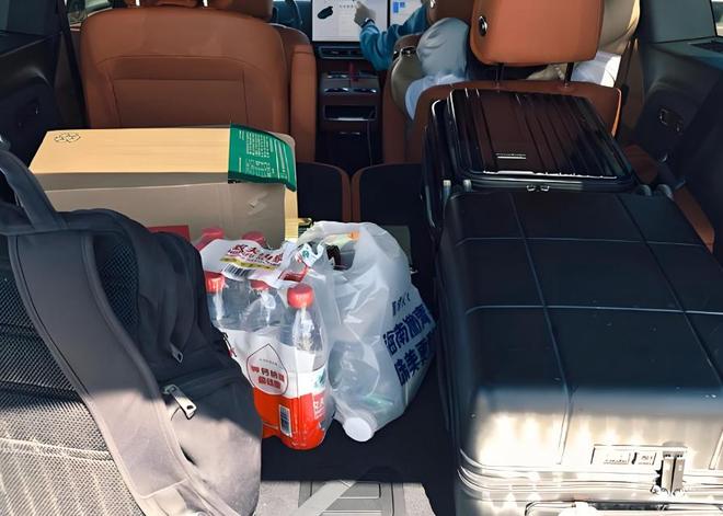 团建时我帮董事长夫人提包同事都笑我没出息董事长找我面聊(图5)