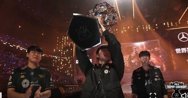 运营十四年老玩家过半每年都在“凉”的游戏晚上却在排队进服？