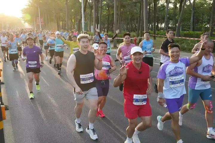 政策红利首秀 海南（三亚）马拉松树立自贸港赛事新标杆(图2)