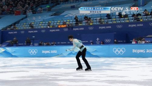 冬奥花滑大惨案！种子选手摔成一片只有日本人笑了：羽生结弦的含金量还在上升！(图2)