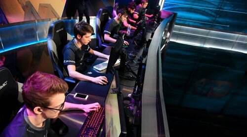 盘点LOL选手都开什么车小虎最低调faker的车都是赞助商送的