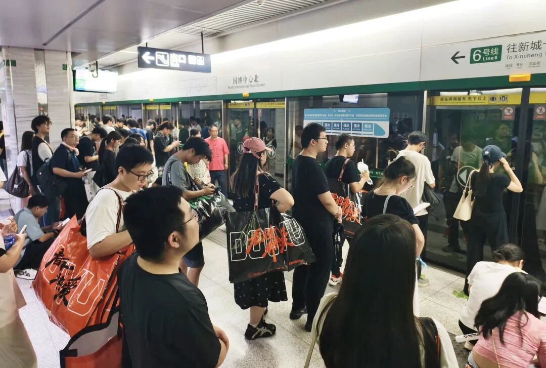 6月27日武汉现场万人大合唱！“长队一眼望不到头放眼望去全是人”张靓颖、吴克群都来了(图8)